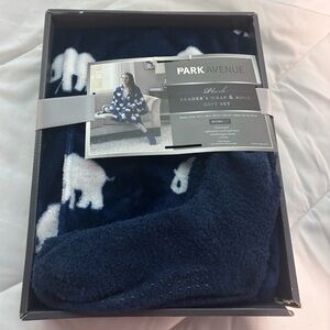 Park Avenue Plush Reader's Wrap & Sock Gift Set 100% polyester Navy & Polar bear